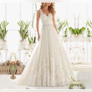 A Line Tulle Wedding Dresses for Women V Neck Sleeveless Bridal Lace Appliques